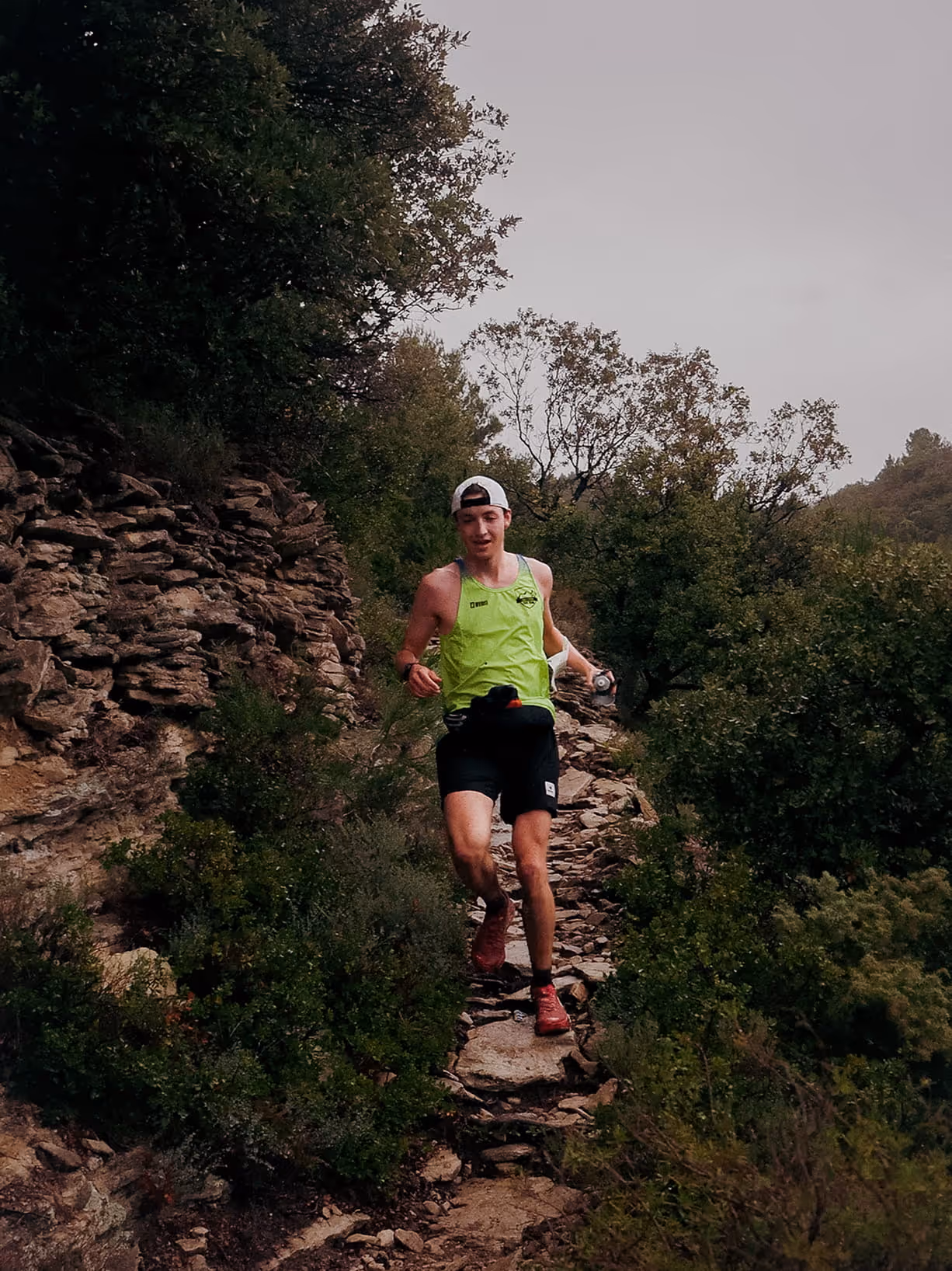 Trailer descendant des marches naturelles en pierre