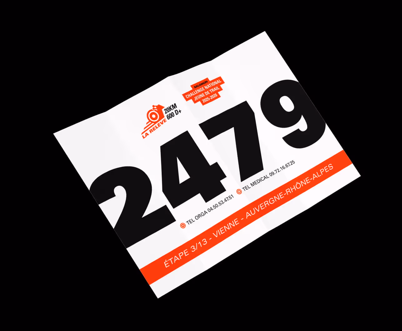 Dossard La Relève avec numéro 2479 et identité visuelle rouge et noire