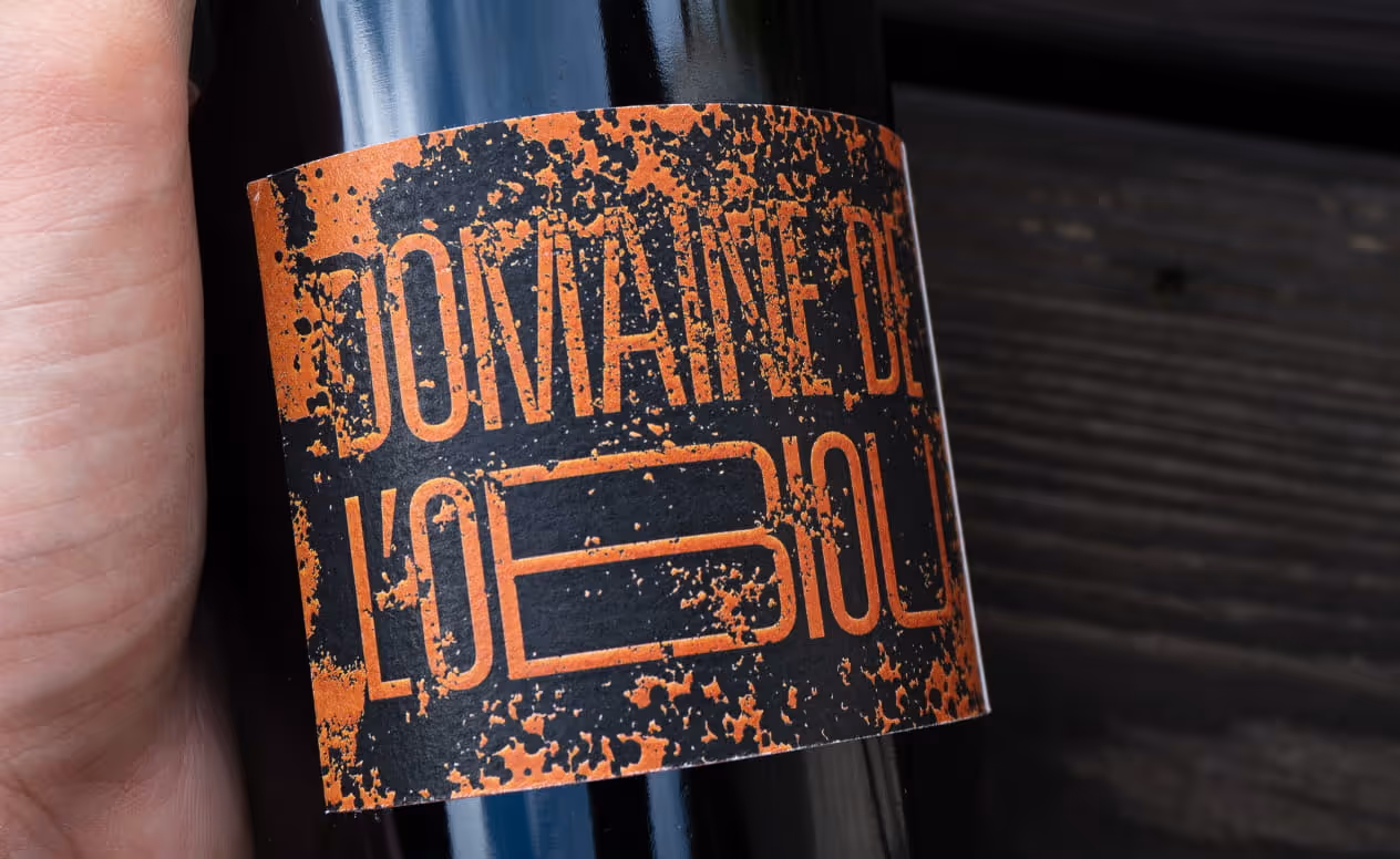 Zoom sur l’étiquette de la bouteille de vin Lou Prabouissou