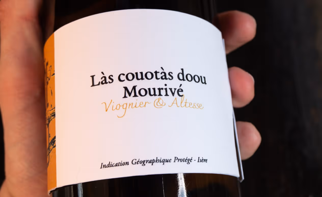 Zoom sur l’étiquette de la bouteille de vin, Làs couotàs doou Mourivé