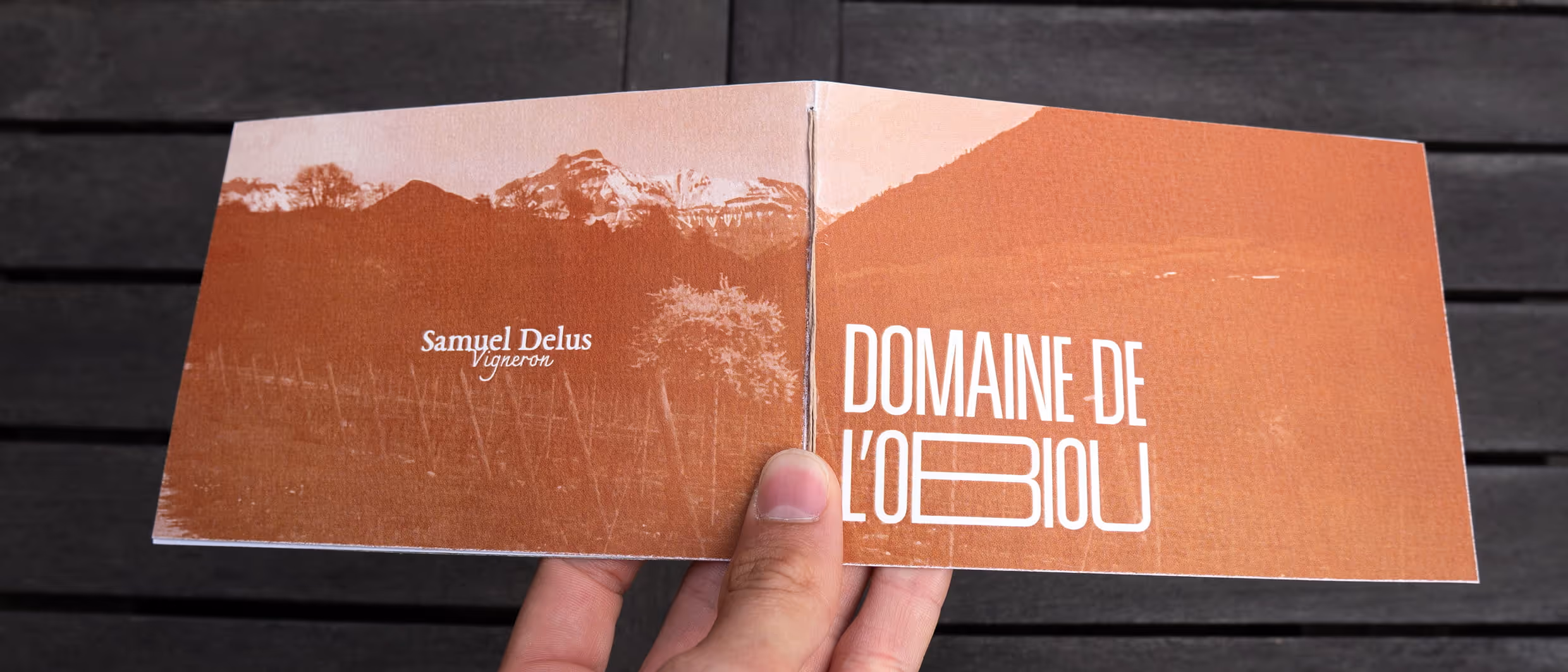 Brochure sur le Domaine de l’Obiou avec une photo du viticulteur