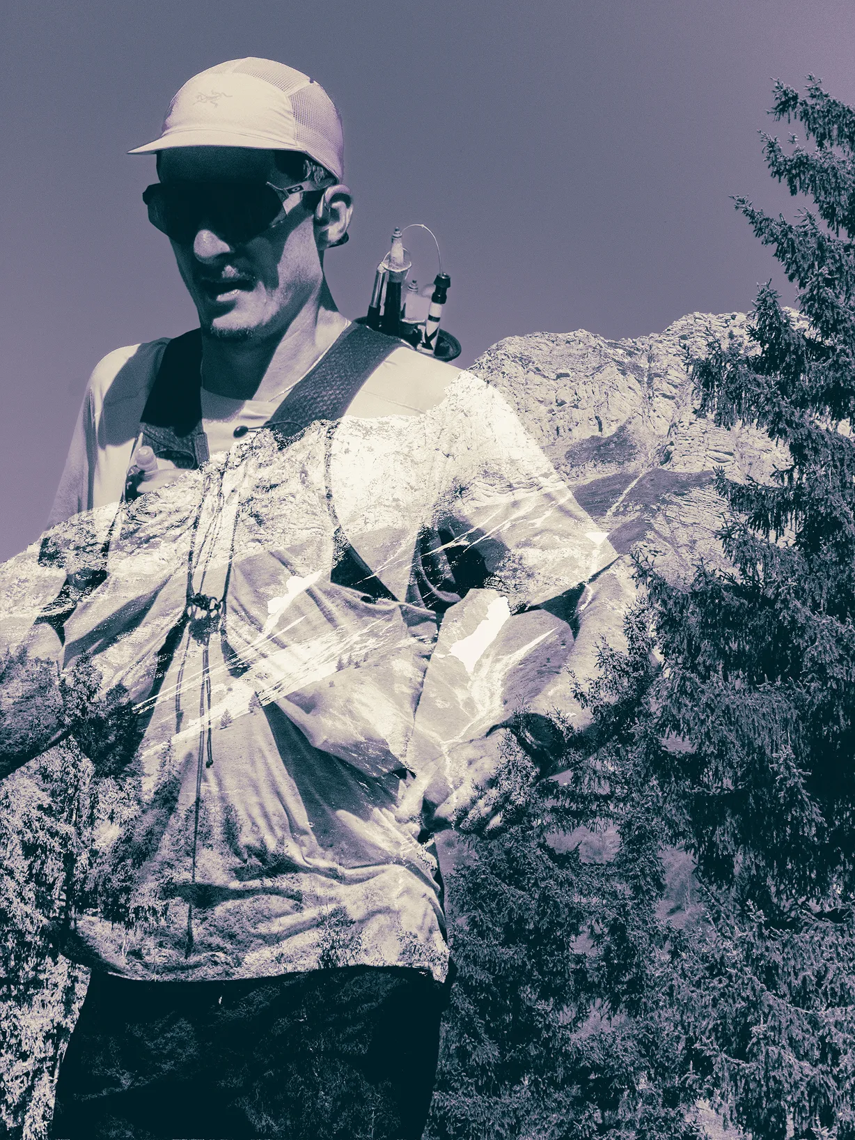 Portrait d’un traileur en casquette, lunettes et gilet d’hydratation, montagne et sapins en double exposition