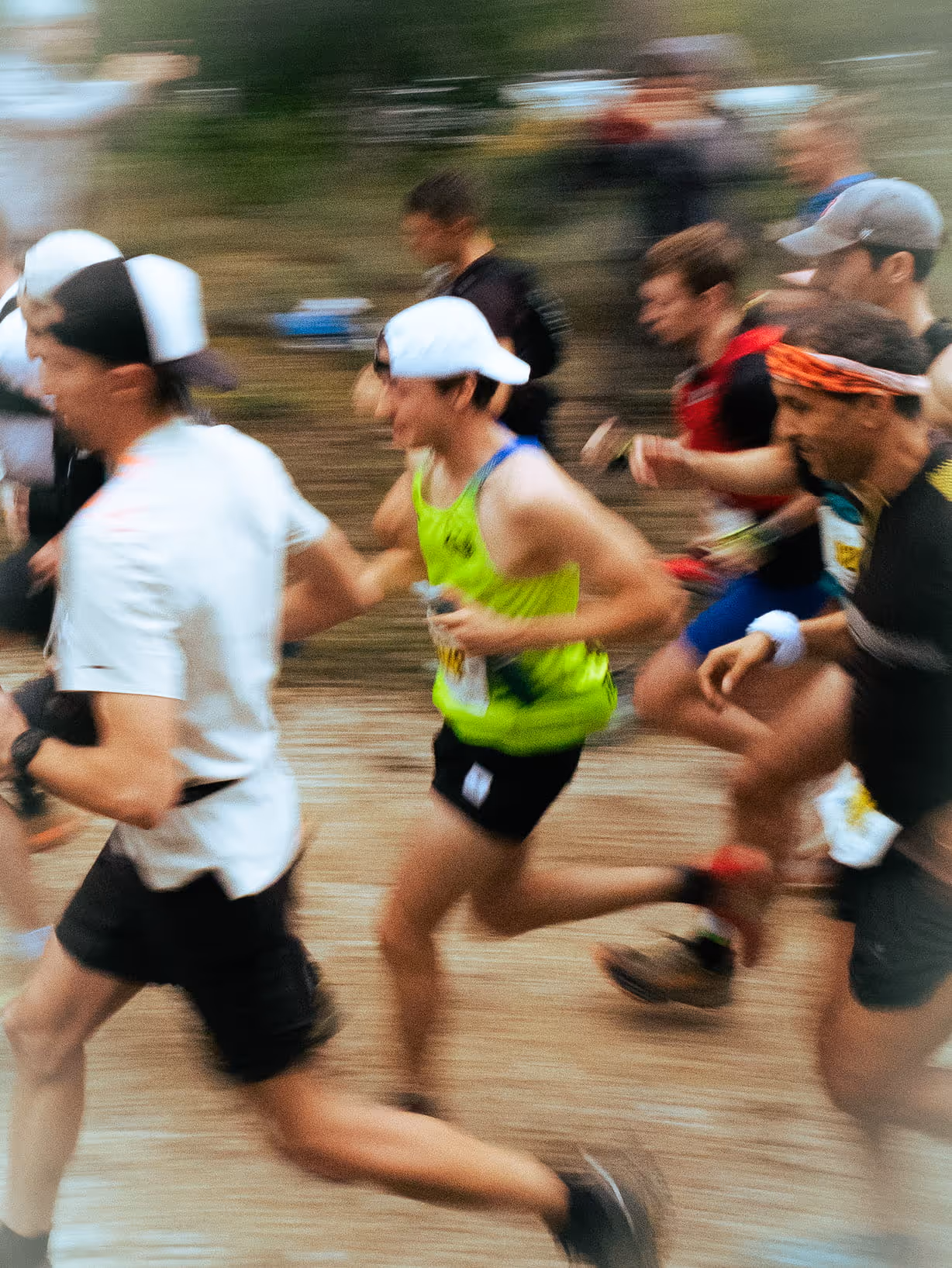 Départ à toute vitesse d"une course de trail