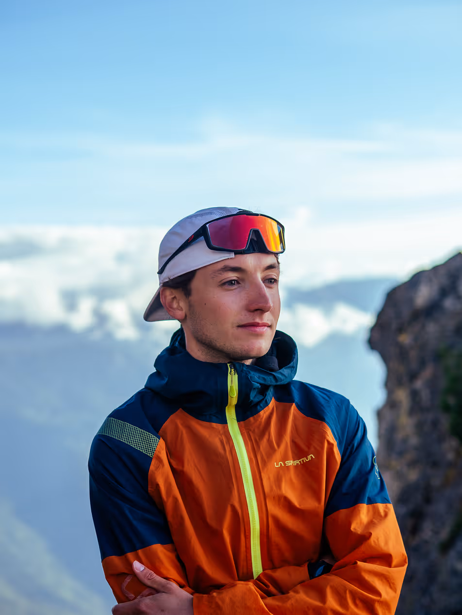 Portrait de Vincent Tavernier dans un univers outdoor, expert en communication visuelle pour le trail.