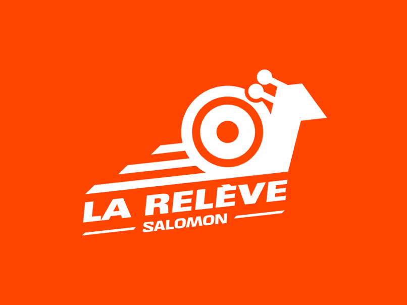 Logo escargot stylisé blanc au-dessus du texte « LA RELÈVE SALOMON » sur fond orange vif.