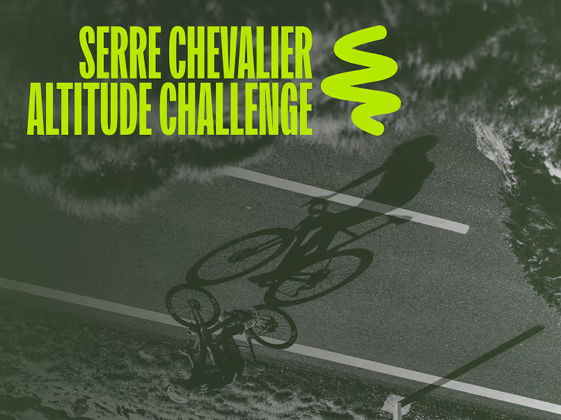 Ombre d'un cycliste sur une route bordée d'arbres, texte Serre Chevalier Altitude Challenge.